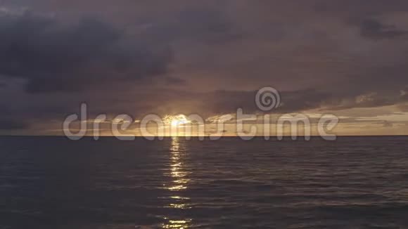 低空无人机飞越海面接近日落的加勒比大特克岛视频的预览图