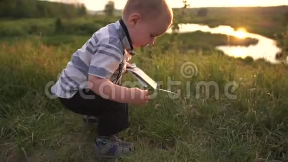 一个小男孩拿起纸币慢吞吞地看着钞票视频的预览图