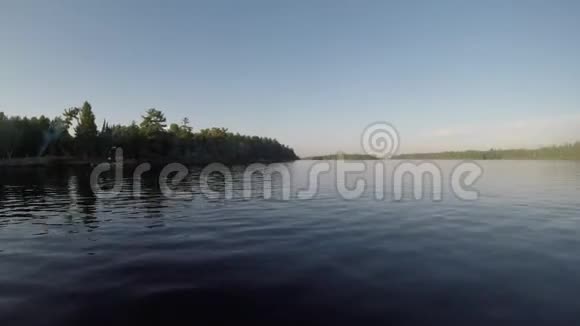 穿过一个光滑的湖视频的预览图