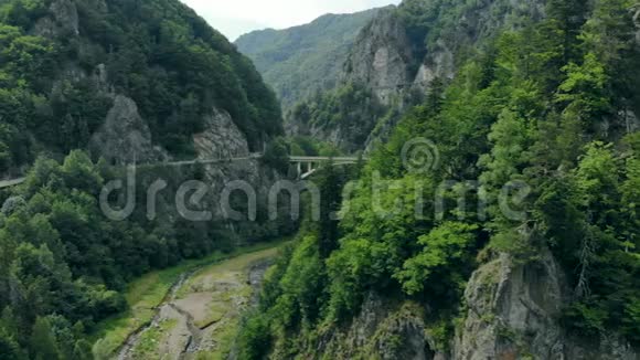 罗马尼亚喀尔巴阡山脉连接一条山路的拱形桥的鸟瞰图视频的预览图