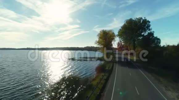 在湖边的秋天森林里的路视频的预览图