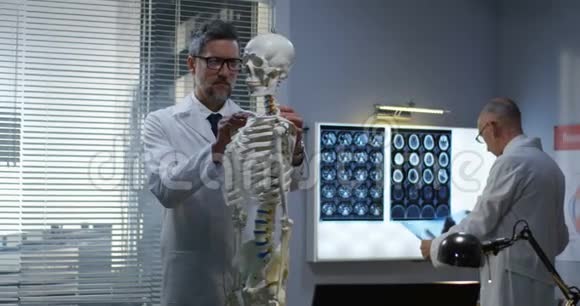 医生分析骨骼x光片视频的预览图