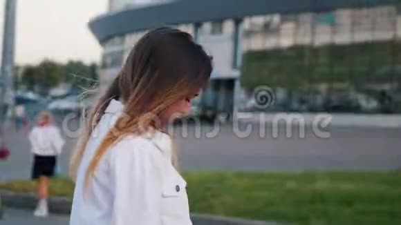 一个穿着白衬衫在外面溜冰的少女视频的预览图