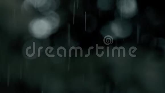 美丽的b卷镜头大雨在风暴中缓慢地落下视频的预览图