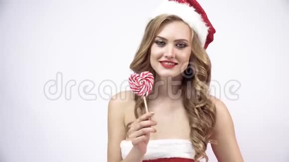 戴圣诞帽的金发女孩在吃糖果视频的预览图