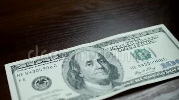 百元钞票落在布朗桌上视频的预览图