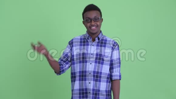年轻快乐的非洲嬉皮士手拿眼镜视频的预览图
