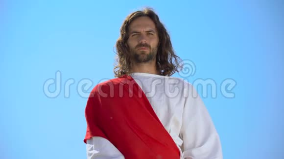 耶稣在天空背景上表现出沉默的姿态无言的祈祷深深的信仰视频的预览图
