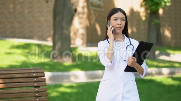 微笑护士与医院园区病人通话医疗保健健康视频的预览图