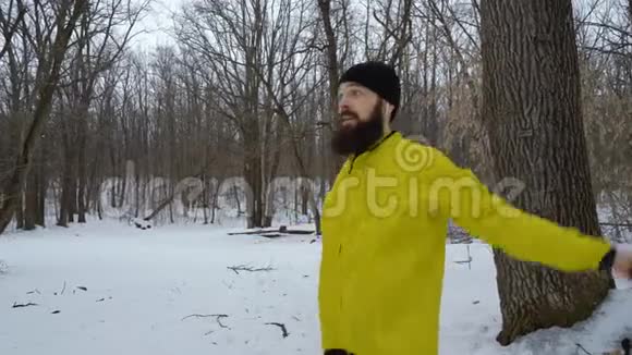 冬天森林里有一个长胡子的运动男子跳绳视频的预览图