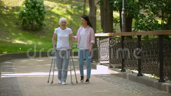 孙女支持残疾奶奶步行架一天公园视频的预览图