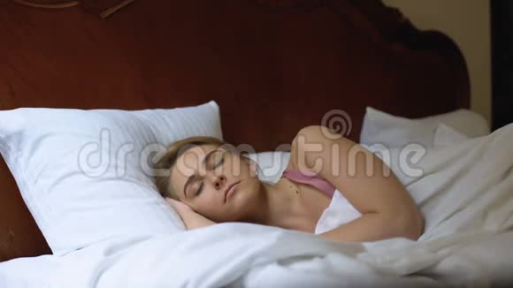 可爱的女人早上醒来舒适的健康睡眠美容视频的预览图