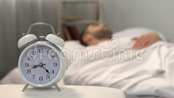 睡人床附近的白钟健康的晨间习惯生物钟视频的预览图