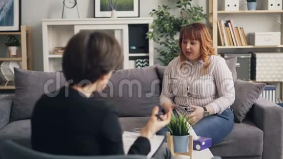 不快乐的肥胖妇女告诉心理学家在会议期间的个人问题视频的预览图