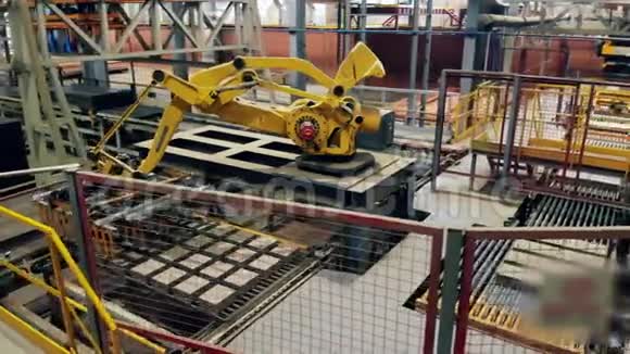 机器人手臂取代了工厂新生产的产品视频的预览图