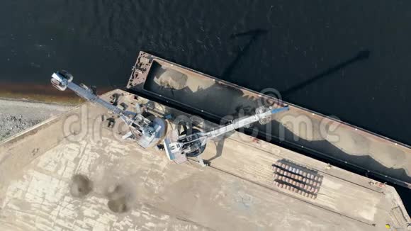 两台工作机器在水上卸下驳船上的碎石视频的预览图