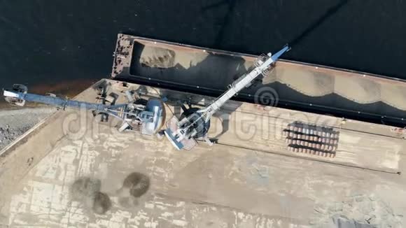 起重机在卸船的时候用水桶搬运瓦砾视频的预览图
