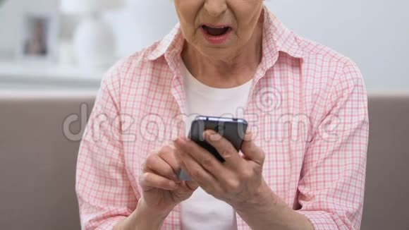使用智能手机的老年妇女突然感到手腕剧痛关节炎视频的预览图