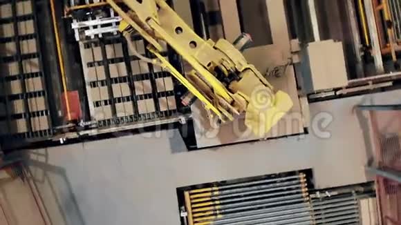 在现代工厂设施中重新安置产品的机器人机器的俯视图视频的预览图