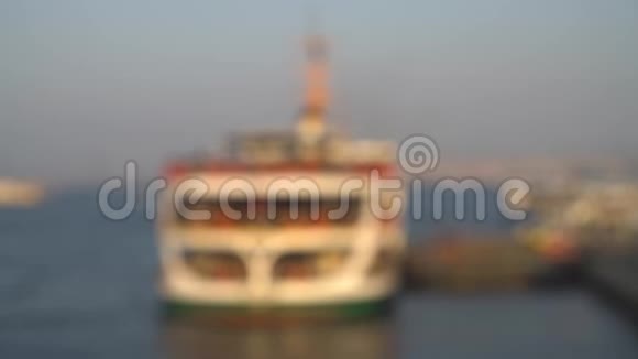 伊斯坦布尔渡轮与通勤者在土耳其伊斯坦布尔埃米诺努码头登船的模糊概念视频视频的预览图