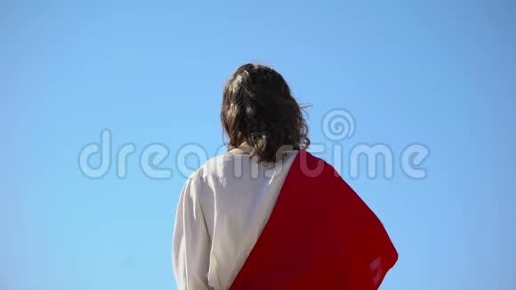 圣先知抱着十字架向上帝祈祷宣扬基督教后观视频的预览图