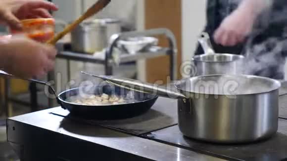 餐厅厨房很忙特写厨房工作人员忙于工作煮海鲜面食搅拌把意大利面放进视频的预览图