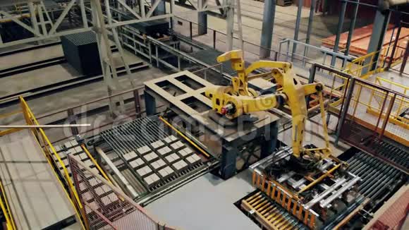 现代自动化工厂设备机器装载机运送砖制品视频的预览图