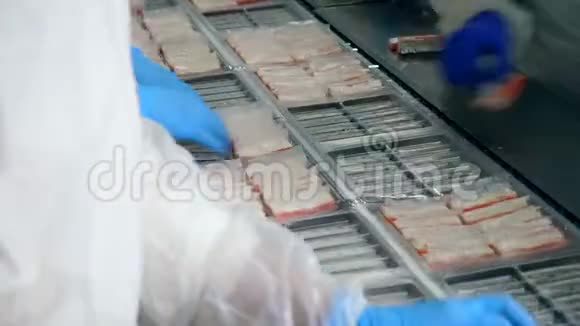 鱼产品的包装工艺食品加工厂生产线视频的预览图