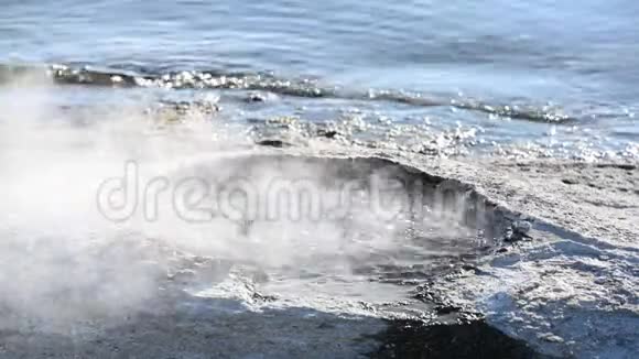 热锅在黄石湖附近沸腾视频的预览图
