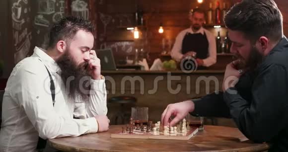 有胡子的男朋友在酒吧里认识一起下棋视频的预览图