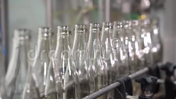 输送线与移动空清洁透明瓶饮料生产线视频的预览图