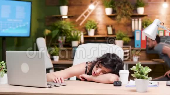 工作场所的女人在同事工作时睡觉视频的预览图