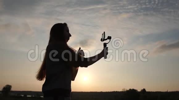 一个时尚博客女孩在智能手机上慢动作拍摄自拍视频视频的预览图