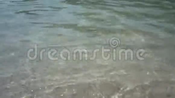 在卵石海滩上靠近海岸的水面视频的预览图