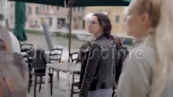 户外拍摄的一个美丽时尚的女孩在威尼斯散步在夏天视频的预览图