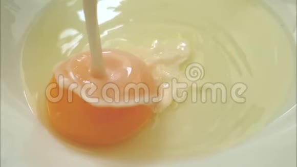 鸡蛋倒牛奶慢动作视频的预览图