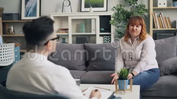 在现代办公室里向心理学家开放的情绪化女士视频的预览图