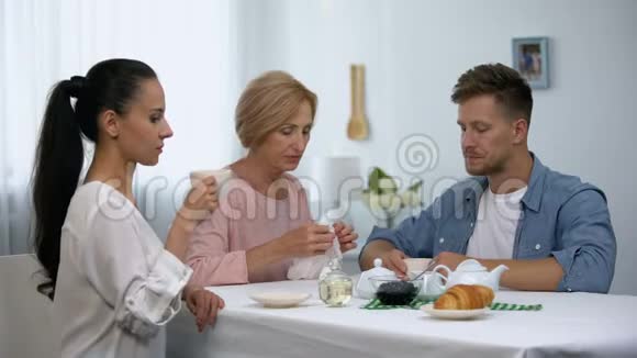 震惊的妻子看着婆婆在茶会上擦着丈夫的嘴视频的预览图