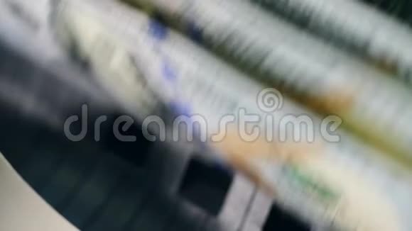 在一台银行机器里数着一堆美元核对了数量视频的预览图
