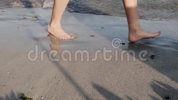一群不同性别和年龄的人沿着海滩散步视频的预览图