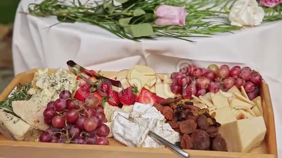 全景在大木盘上有水果和切片奶酪视频的预览图