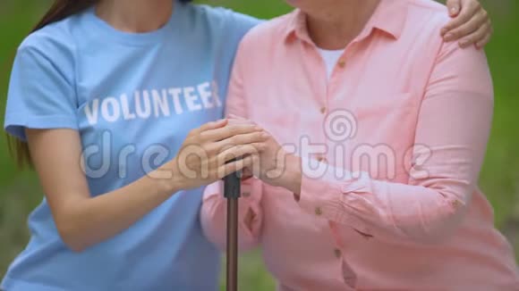 社会志愿者用手杖抚摸老人临终关怀视频的预览图
