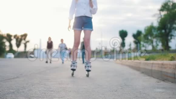 一个身材苗条笑容满面的少女在公园溜冰视频的预览图