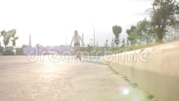 一个浪漫的少女在溜冰场上滑冰日落视频的预览图