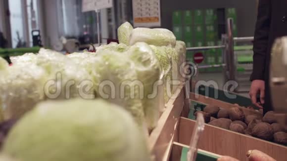 不可辨认的人在超市里挑选新鲜的北京白菜视频的预览图