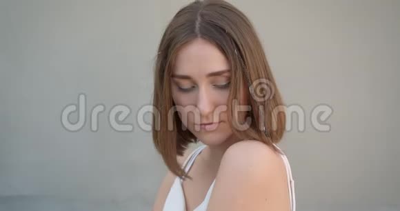 特写侧景拍摄年轻漂亮的白种人女性她的发环和闪光的妆容摆在面前视频的预览图
