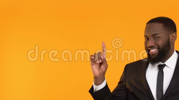 有趣的美国黑人男子西装革履手指着背景视频的预览图