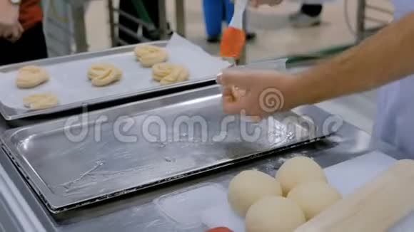 厨师在烤盘上涂油视频的预览图