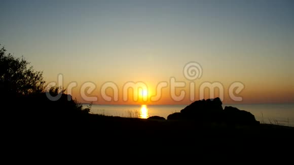 太阳落在海中的地平线上水映夕阳的小径视频的预览图