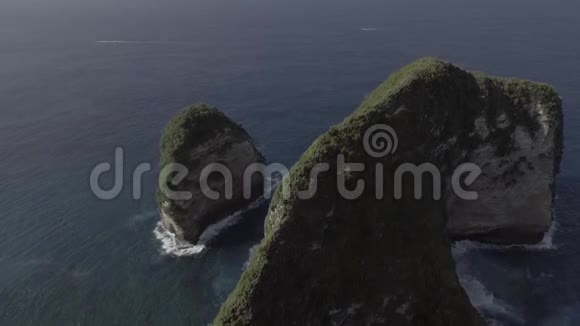 巨大的岩石和山脉空中镜头热带景观巴厘岛视频的预览图